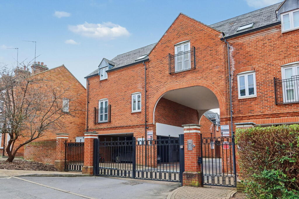 Main image of property: Britannia Road, Banbury, OX16 5DE