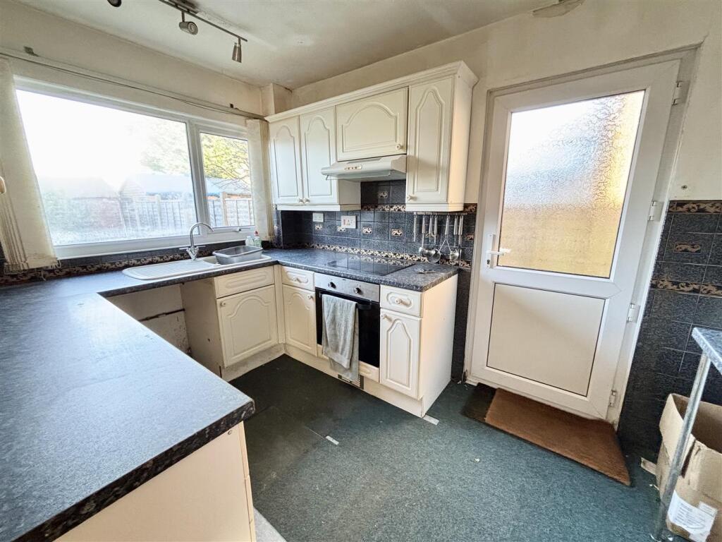 Hibbs Close, Upton photo 3
