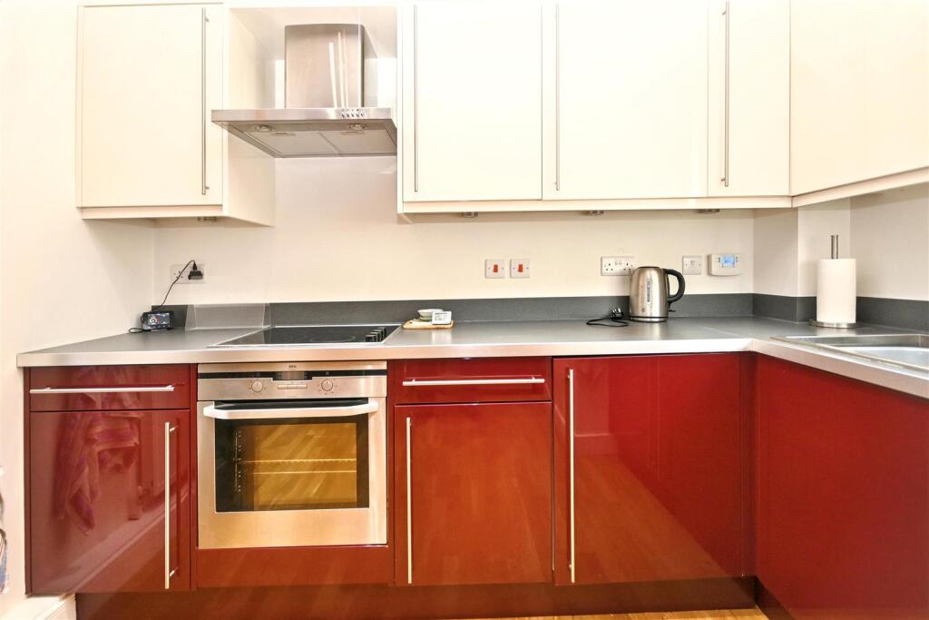 Apartment in Eastbourne, East Sussex - View 3
