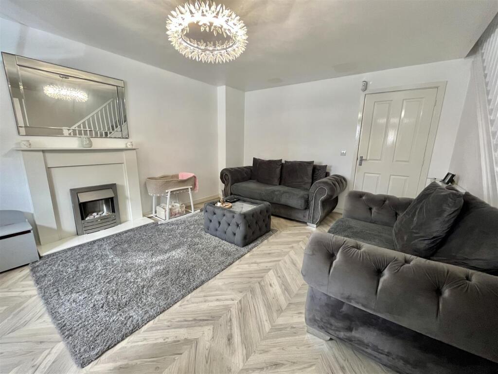 Newbold Close, Dukinfield photo 4
