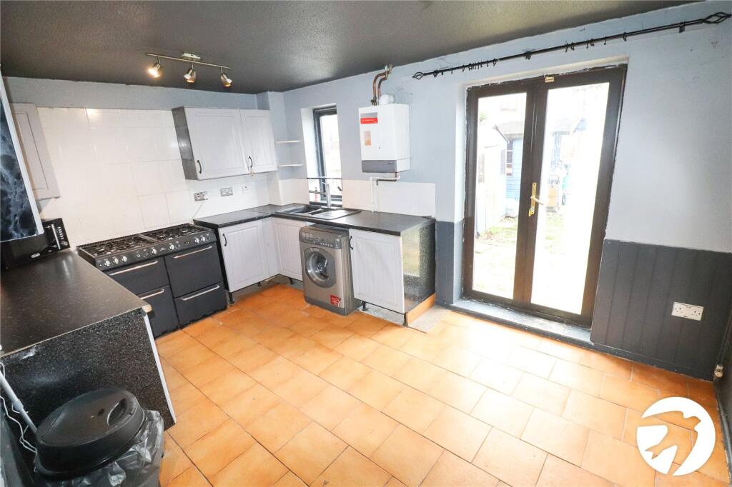 Courtland Grove, London, SE28 photo 3