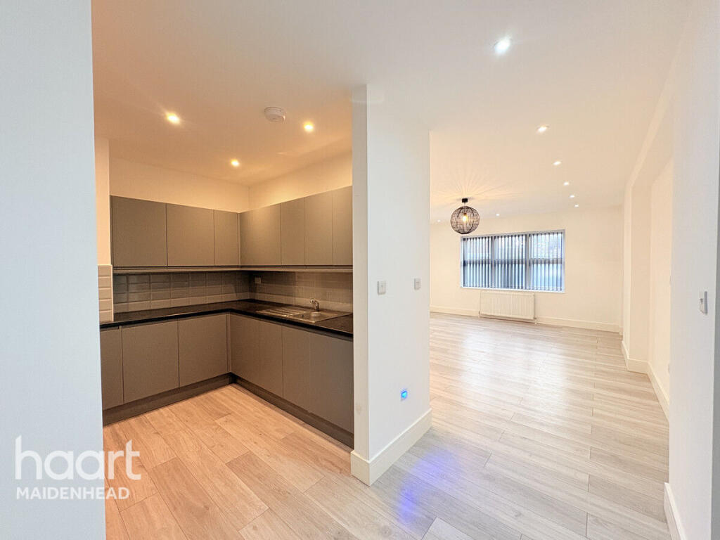 2-bed flat on High Street, IVER, £250,000