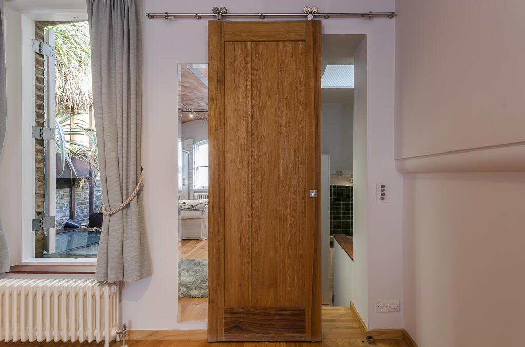 1 bedroom mews property for rent