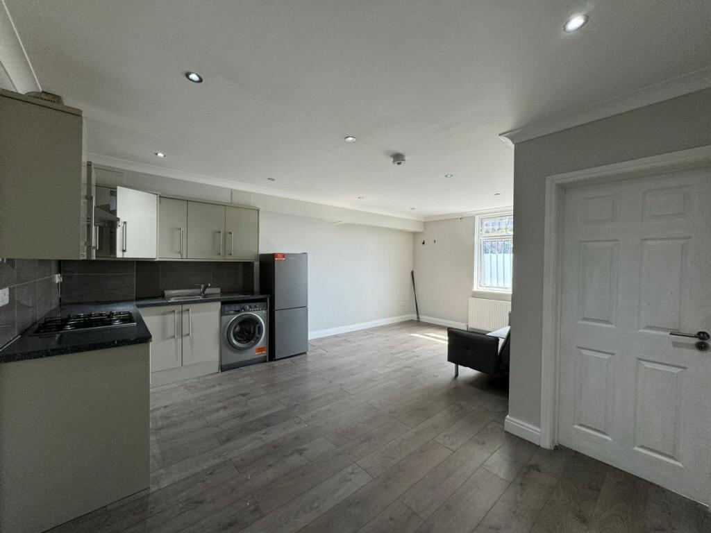 Apartment in Slough - View 5