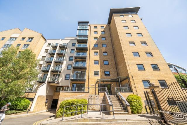 Apartment in Woking, Sheerwater - More