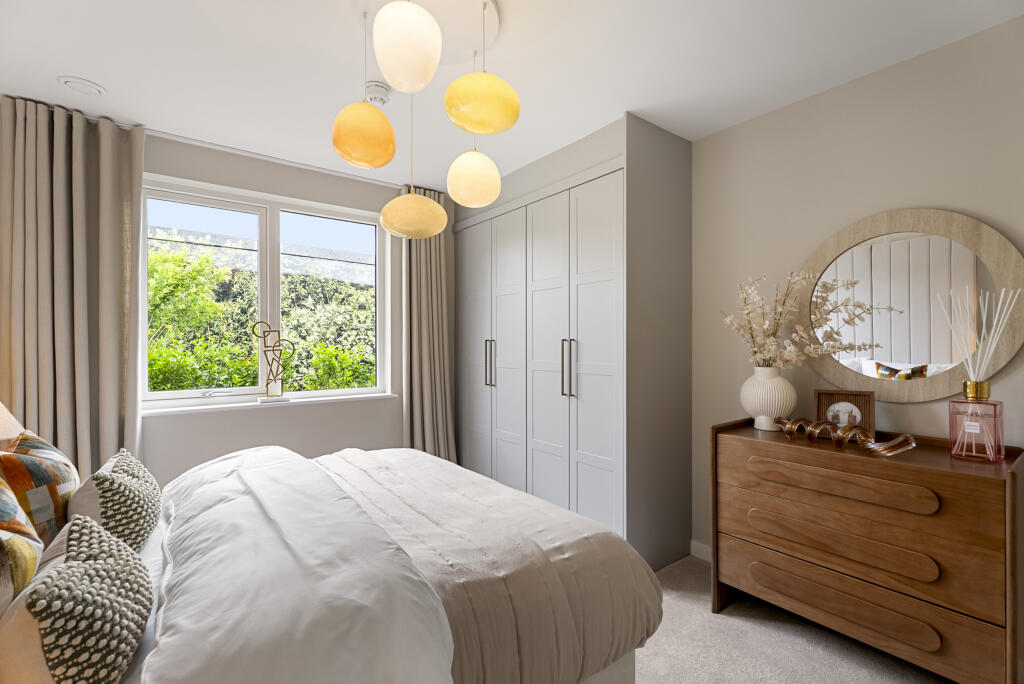 100 Woodgate Drive,
London,
SW16 5SE photo 3