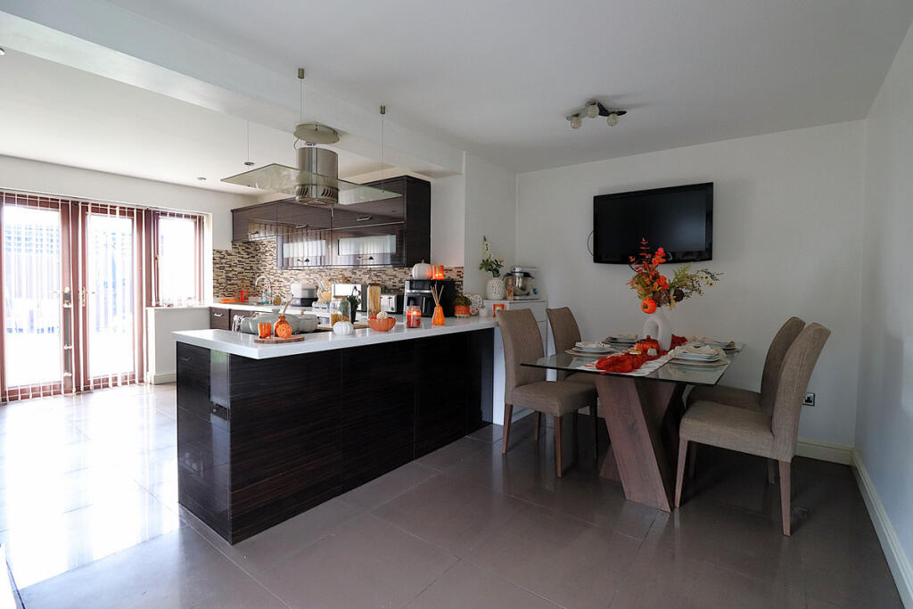 House in Barnsley, Lundwood - View 4