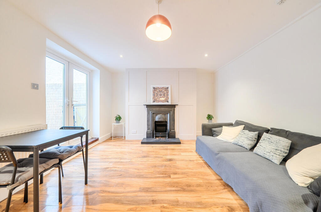 Apartment in Hove, Brunswick - View 2