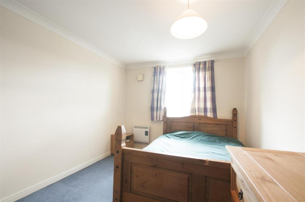 Apartment in Slough - More