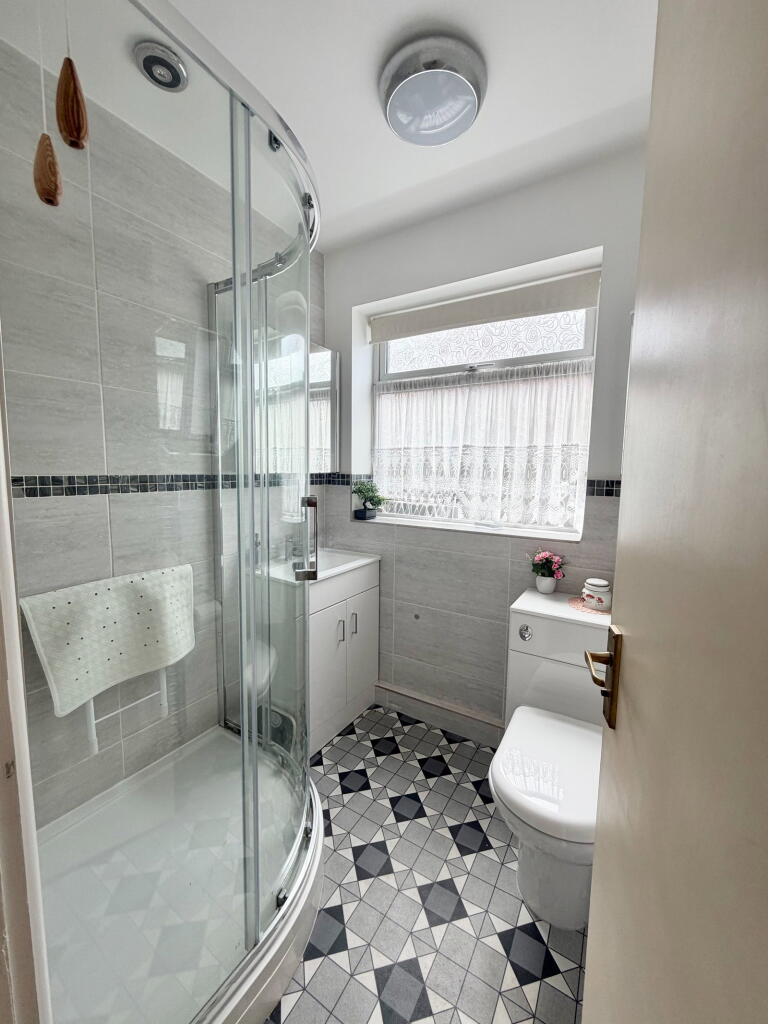 House in East Staffordshire, Barton-under-Needwood - More