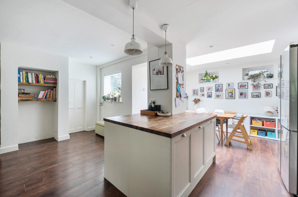 House in Waverley, Ockford Ridge, Godalming - More