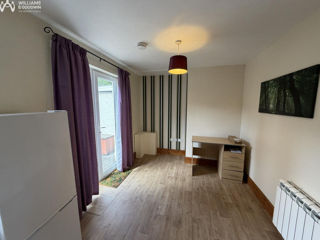 House in Bangor, Glanadda - More