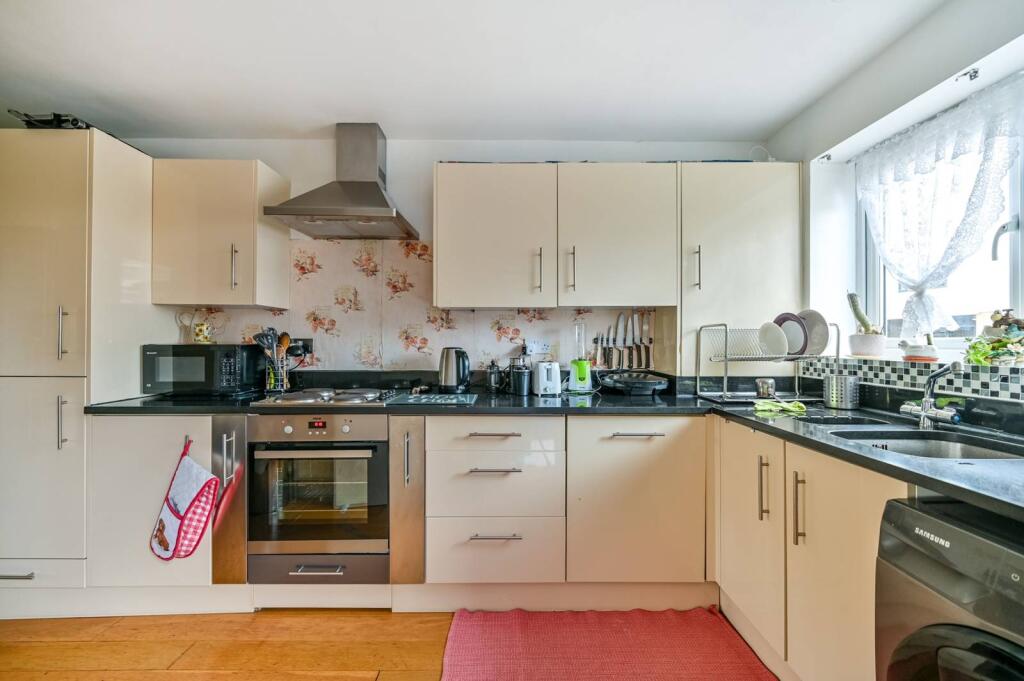 Claremont Avenue, Raynes Park, New Malden, KT3 photo 4