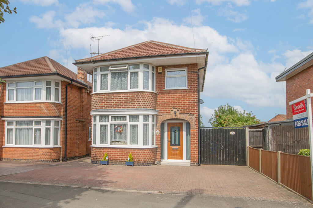 3-bed detached on Brackensdale Avenue, Derby, £245,000
