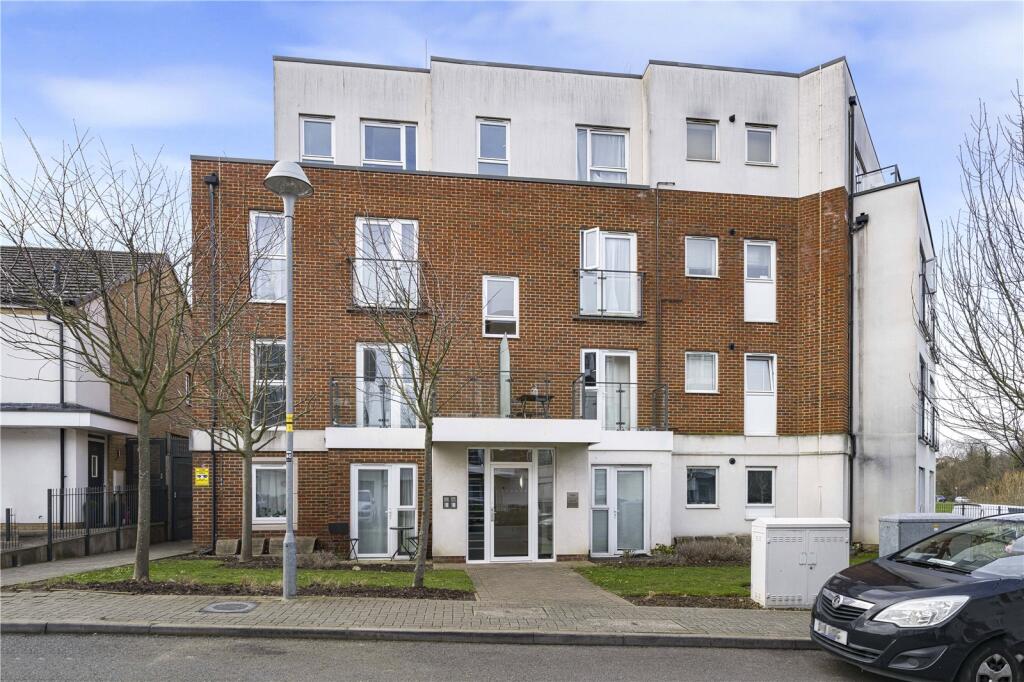 2-bed flat on Alcock Crescent, Crayford, Kent, DA1, £250,000
