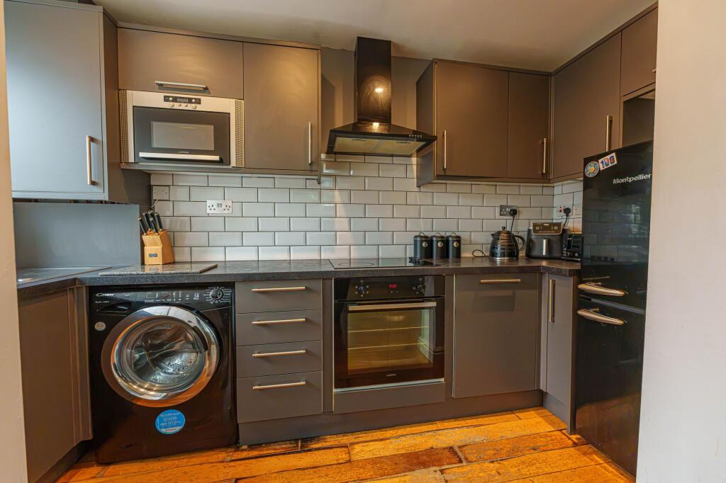 Apartment in Newport - More