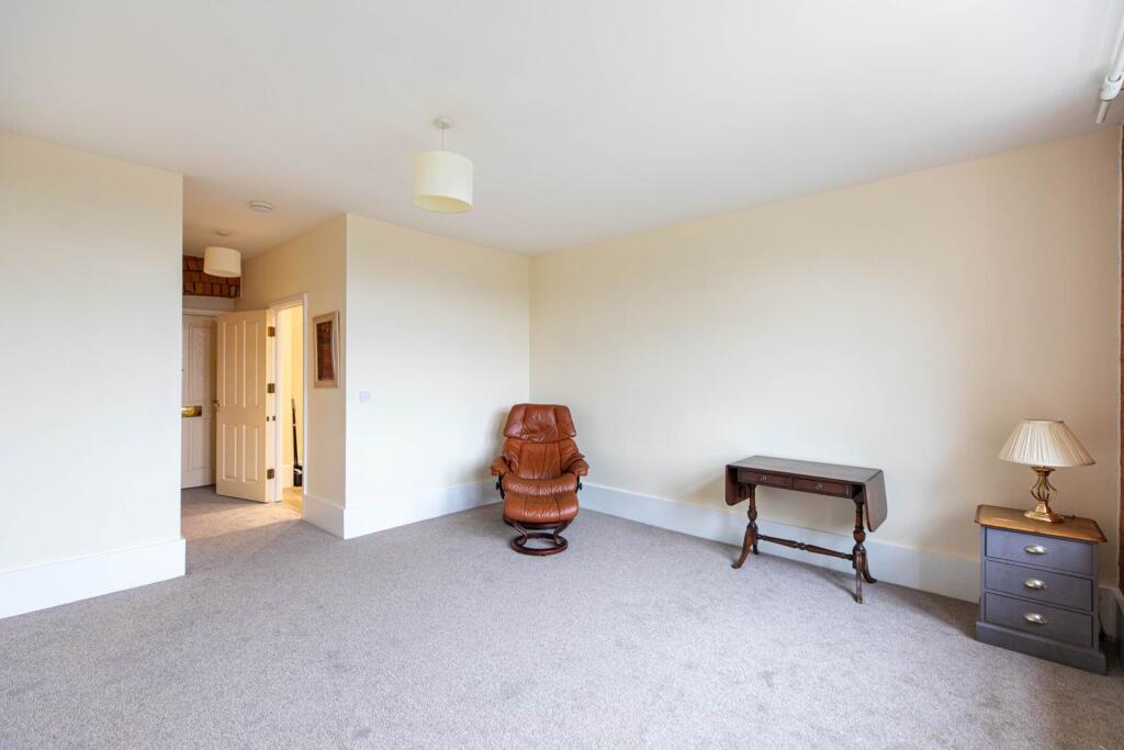 Apartment in Gloucester - View 4