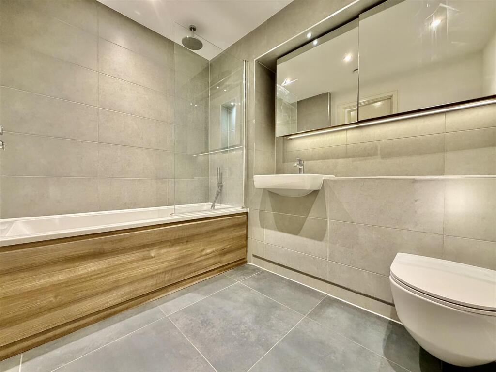 Apartment in Southall - More