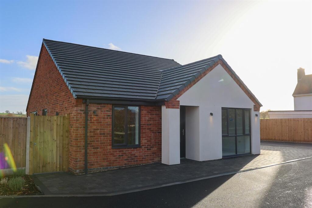 3-bed bungalow on Wellow Road, Ollerton, Newark, £360,000