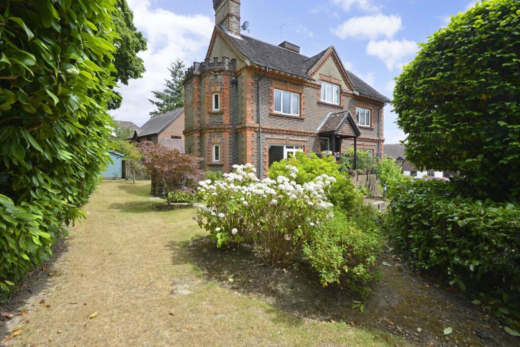 House in Waverley, Great Stoatley, Haslemere - View 4
