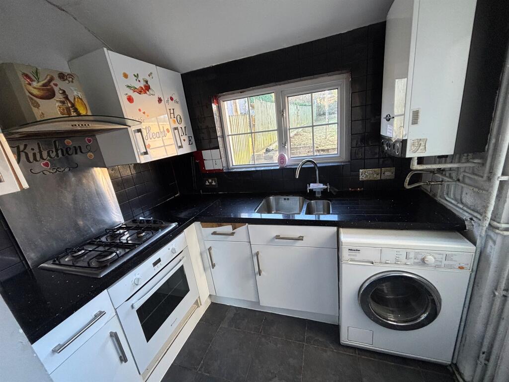 Vicarage Road, Morriston, Swansea photo 4