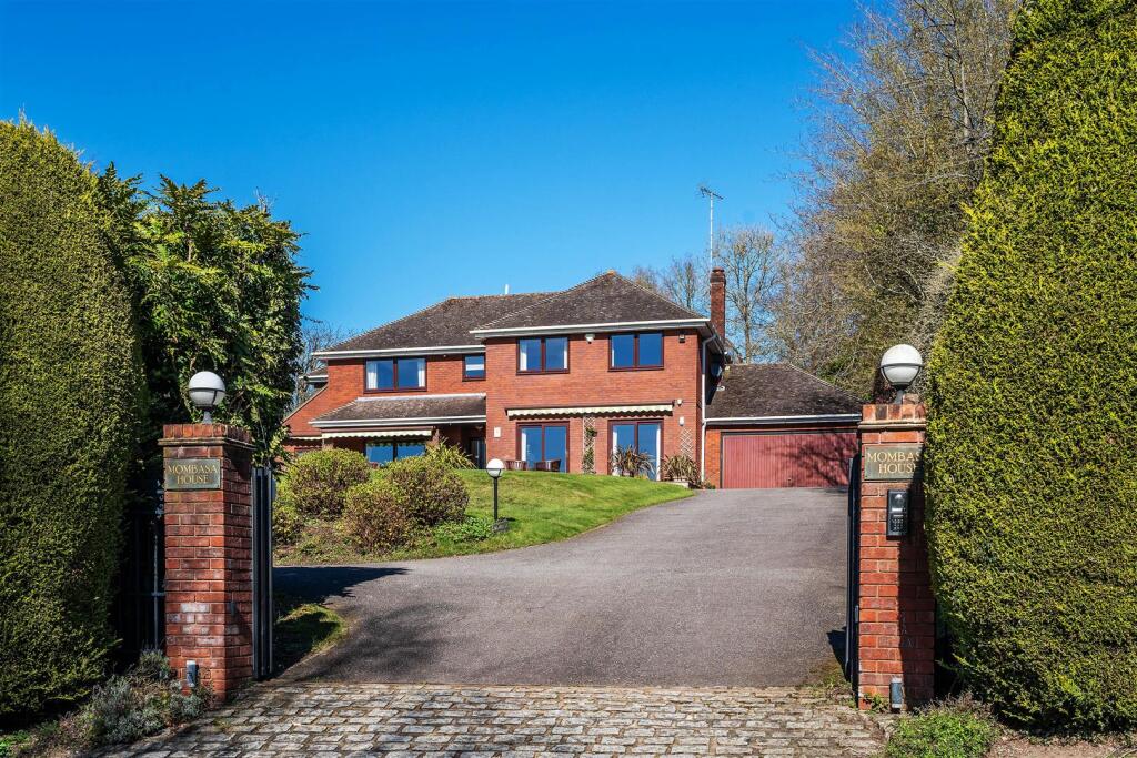 Main image of property: GIVONS GROVE, LEATHERHEAD, KT22