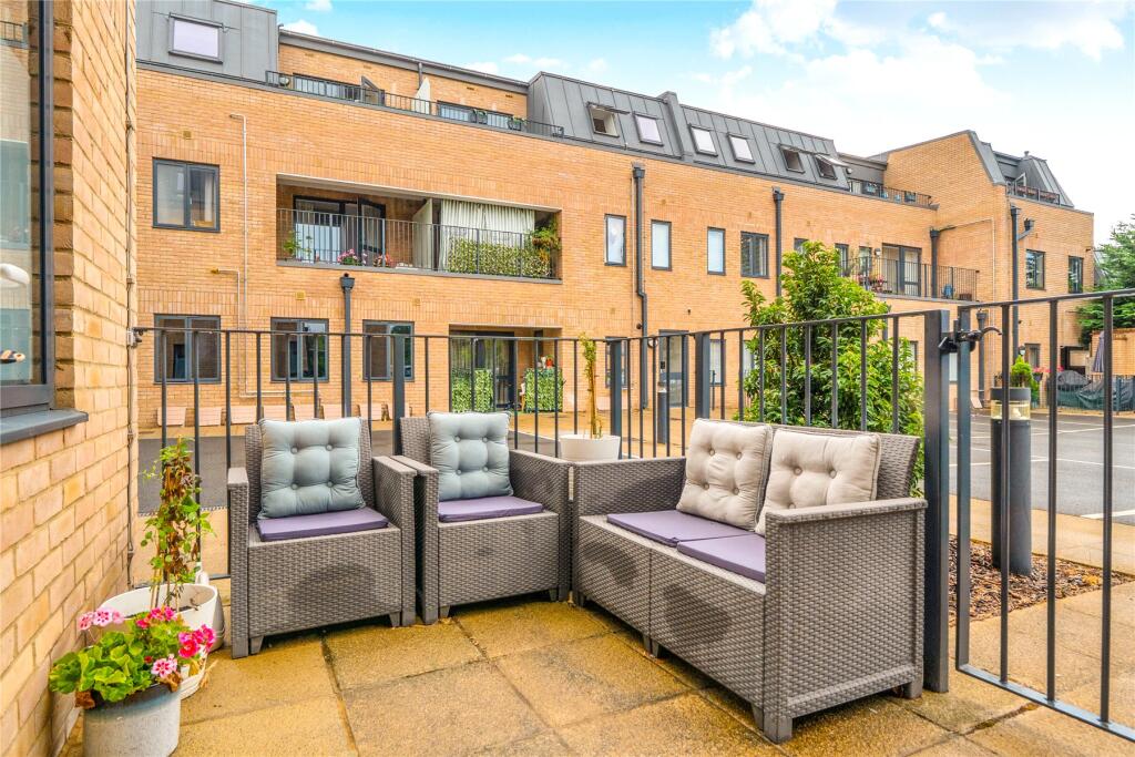 Apartment in Kingston upon Thames - View 4