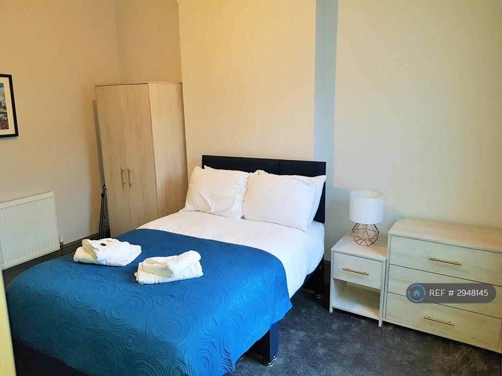 Main image of property: Queens Square, Ashton Under Lyne, OL6