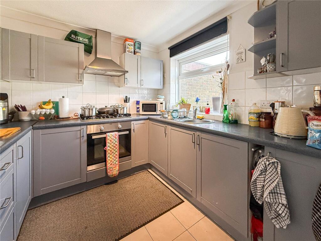 House in Sunbury-on-Thames, Kempton Park - View 3