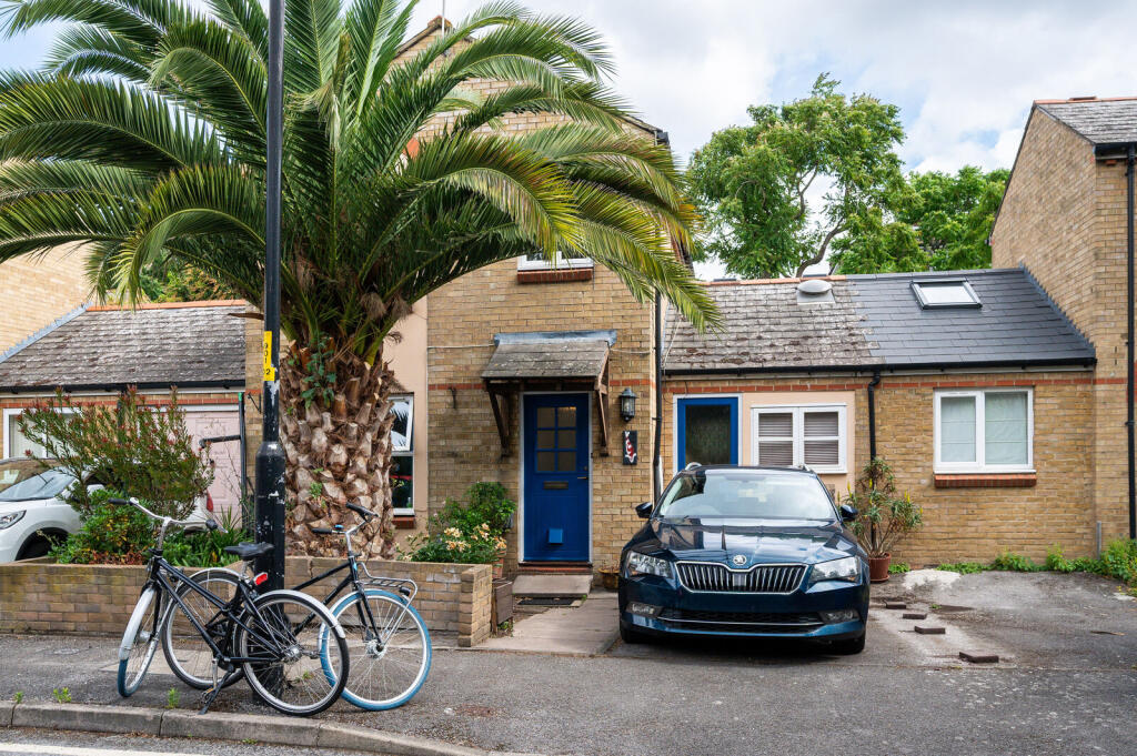 3 bedroom semi-detached house for rent