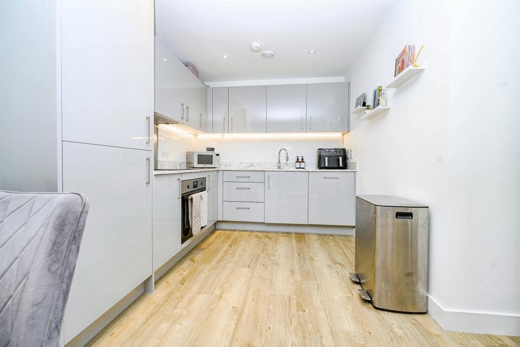 Apartment in Dacorum, Hertfordshire - View 5
