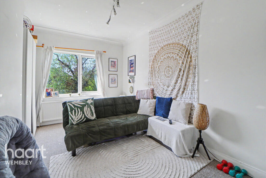 1-bed flat on Kings Drive, Wembley, £220,000