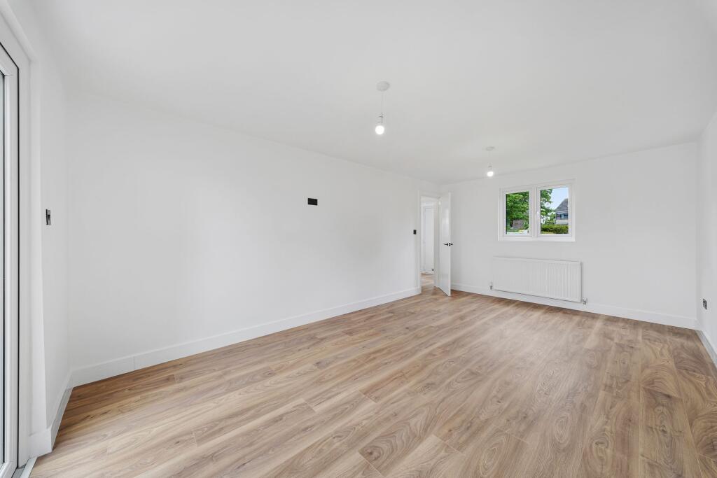House in Runcorn, Halton Brook, Grange - More