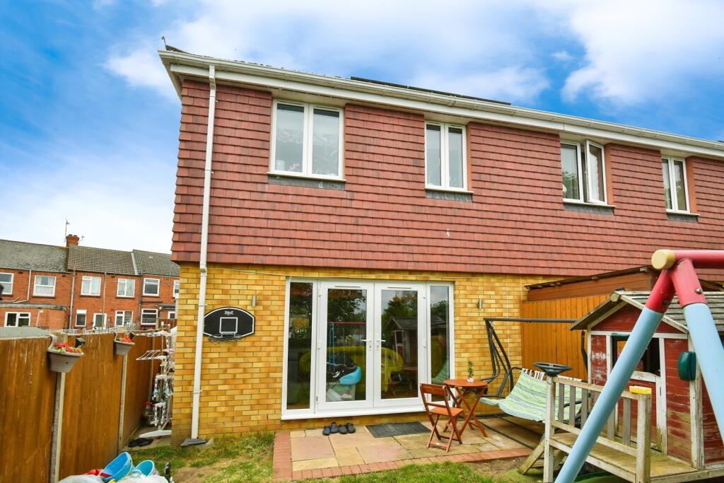 House in Chatham, Medway - More