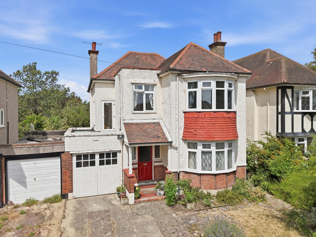 4 bedroom detached house for sale in Kenilworth Gardens, Westcliff-on-sea