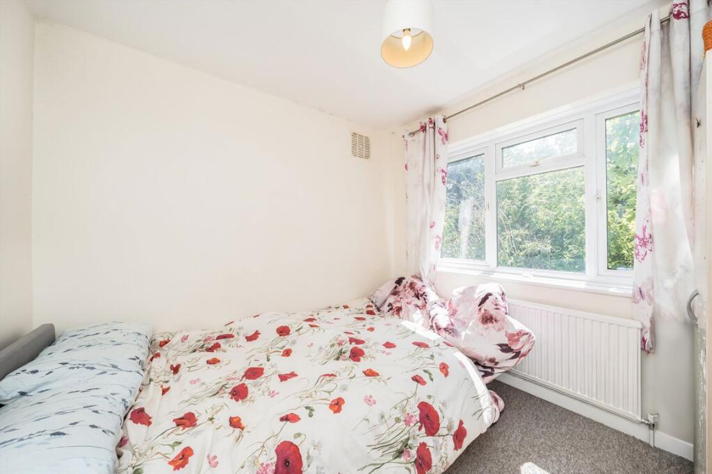 Apartment in London, Cottenham Park, Raynes Park - View 4