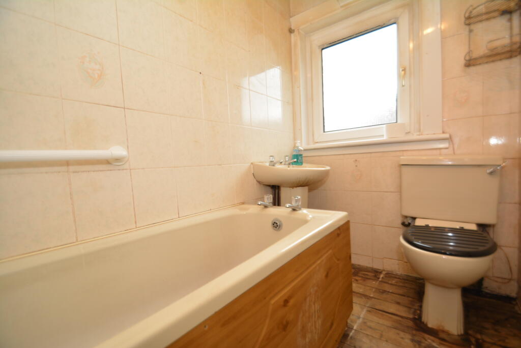 House in Glasgow, Scotstounhill, Scotstoun - More