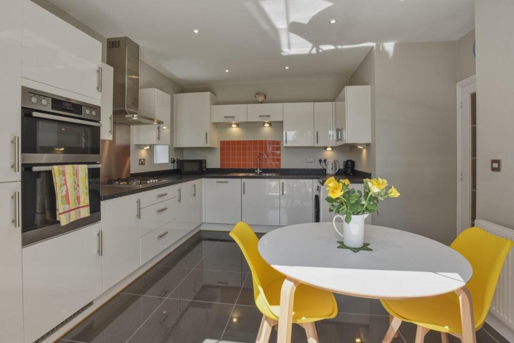 House in Stratford-on-Avon, Stratford-upon-Avon - View 2