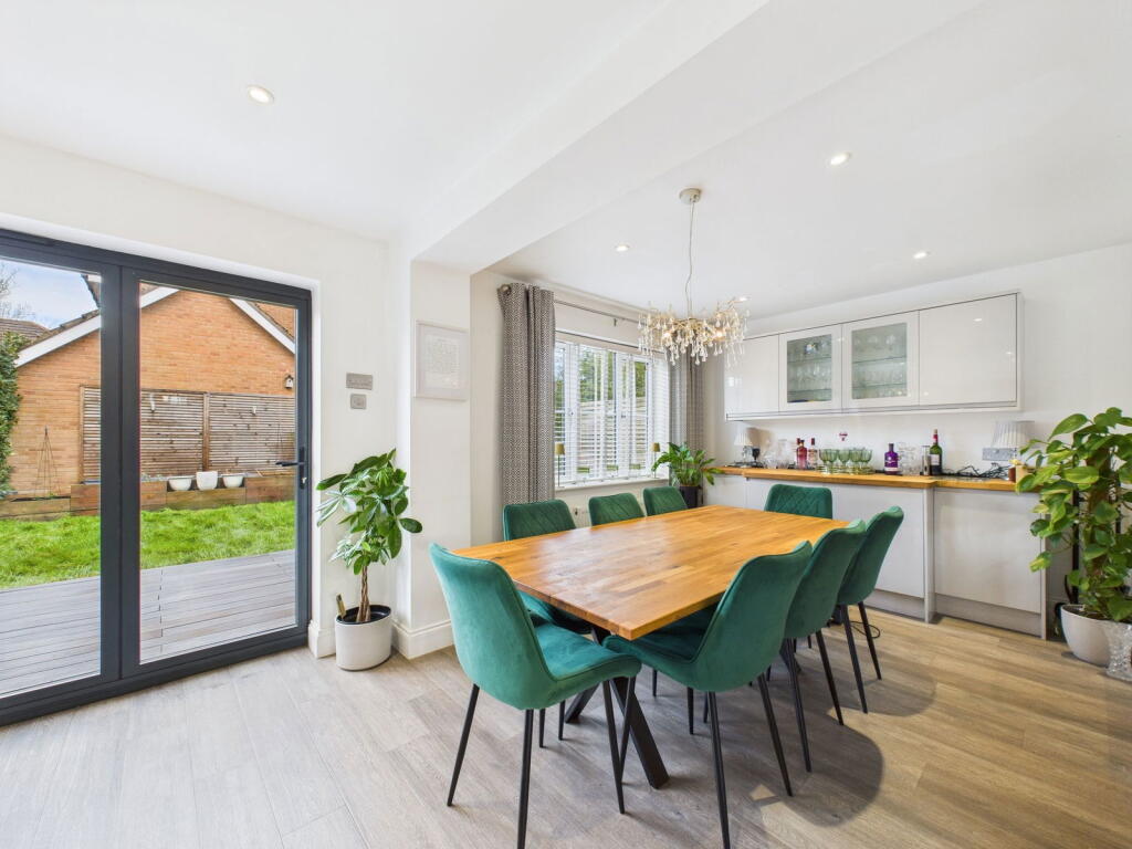 Park Farm Close, Horsham image 5