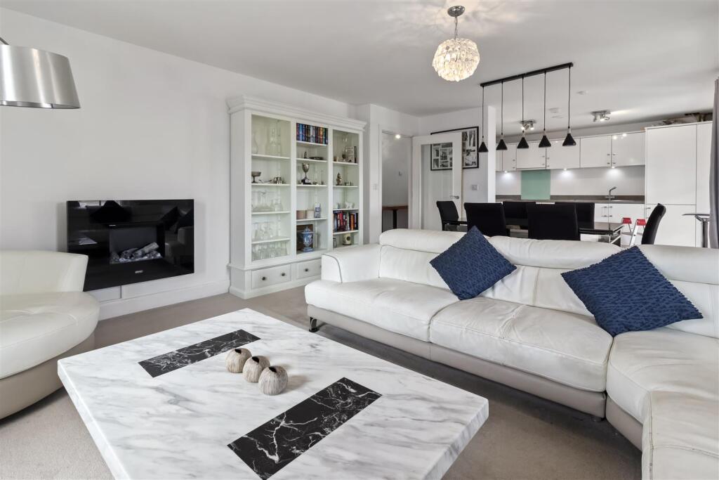Apartment in Worthing, West Sussex - View 2
