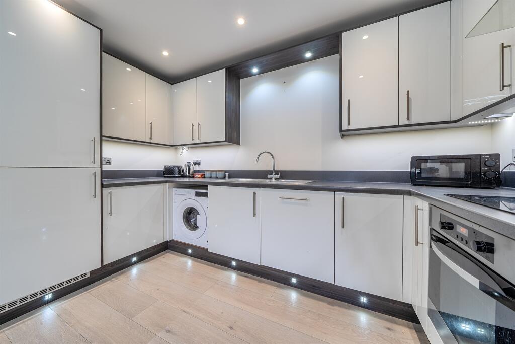 Apartment in Slough, Windsor and Maidenhead - View 4