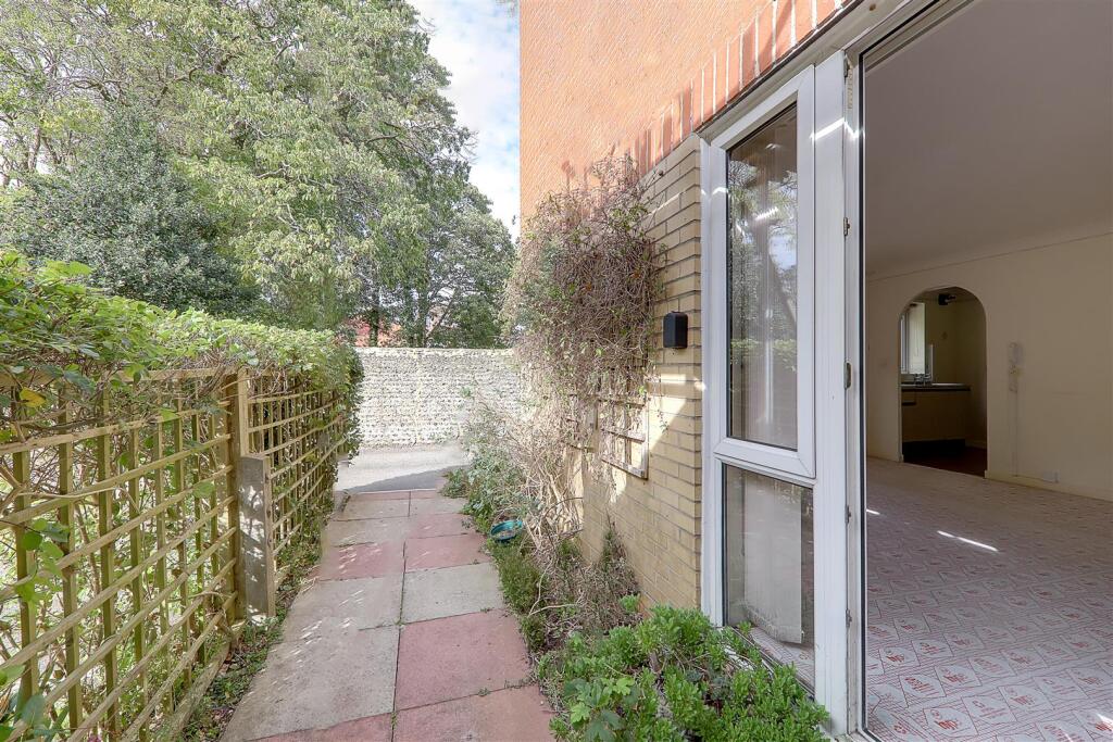 Apartment in Worthing, West Sussex - View 3