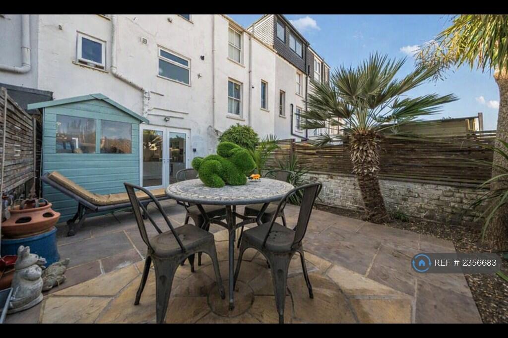 House in Brighton, Round Hill - More