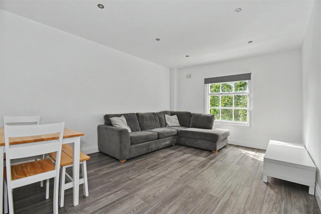 Apartment in Warwick, Royal Leamington Spa - View 4