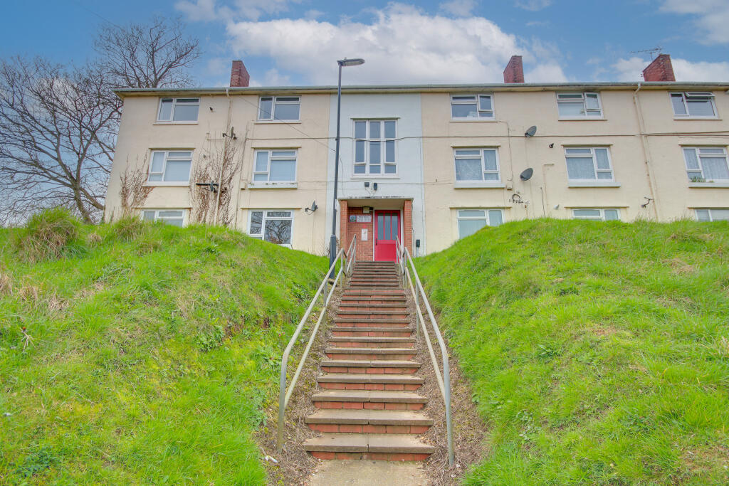 2-bed flat on Two Double Bedrooms! Modern Kitchen! Utility Room!, £150,000