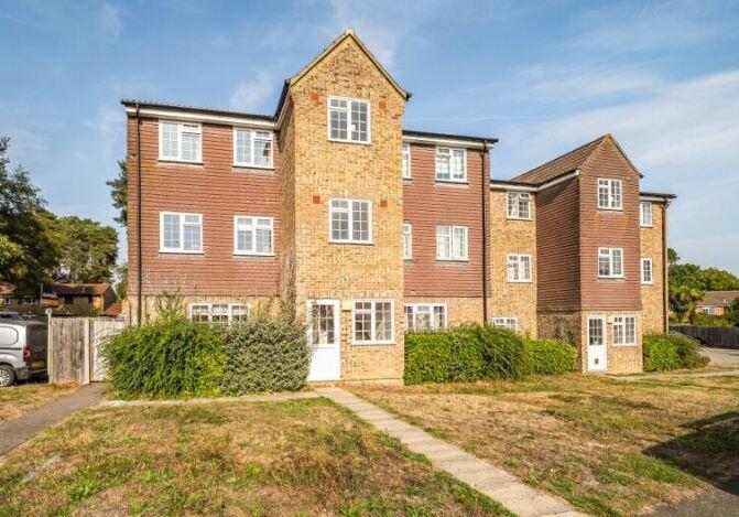 Main image of property: 94 Crofton Close, Bracknell, Bracknell Forest, RG12 0UT