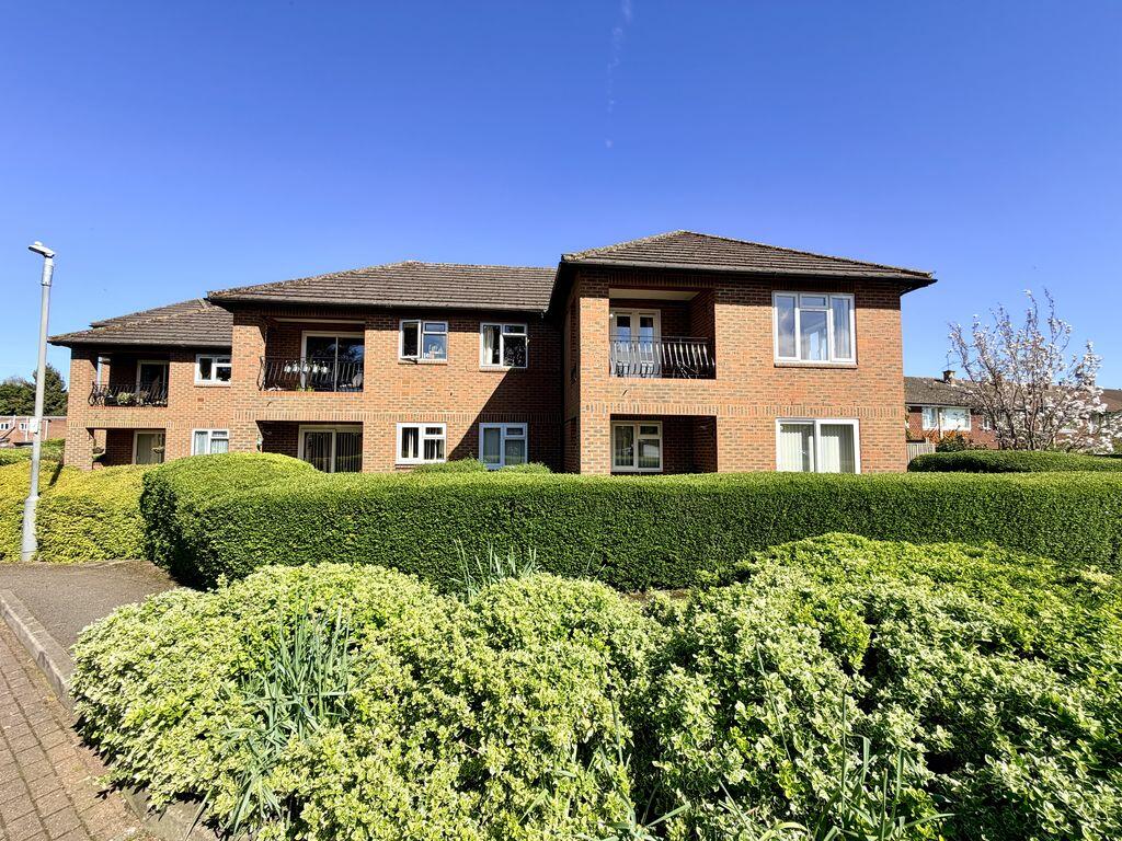 1-bed flat on Marlow - Ground Floor Retirement Apartment, £260,000