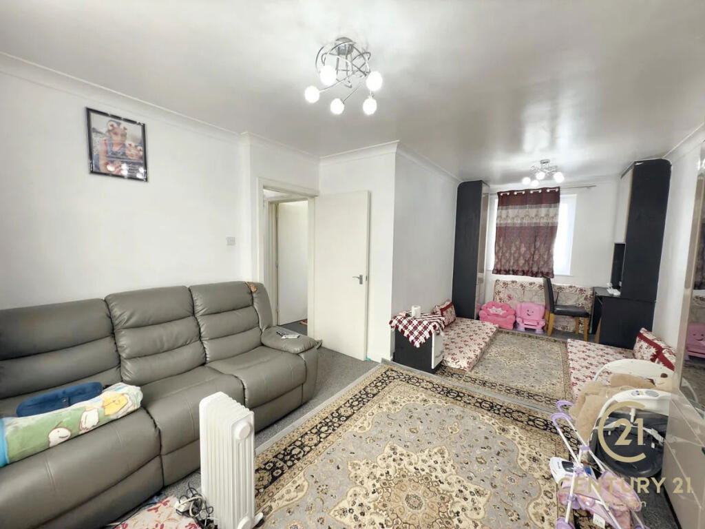 Apartment in Southall, Heston - View 4