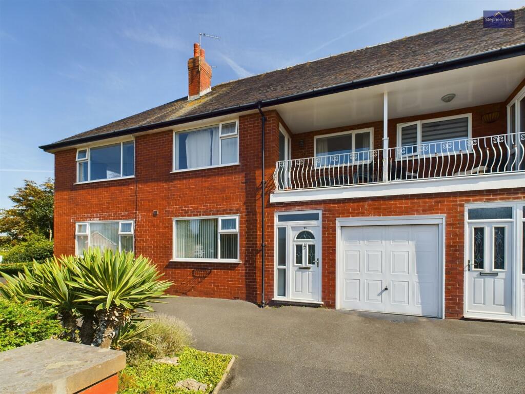 2-bed flat on St. Annes Road East, Talbot Court St. Annes Road East, FY8, £150,000