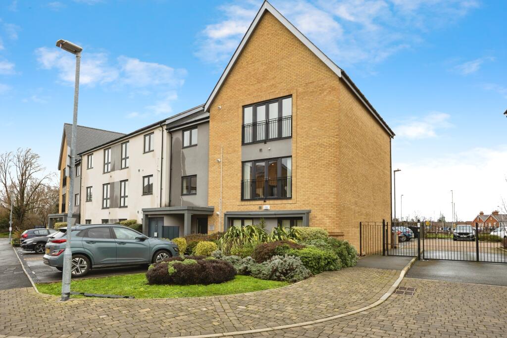 Main image of property: 3 Tidman Road, Reading, RG2